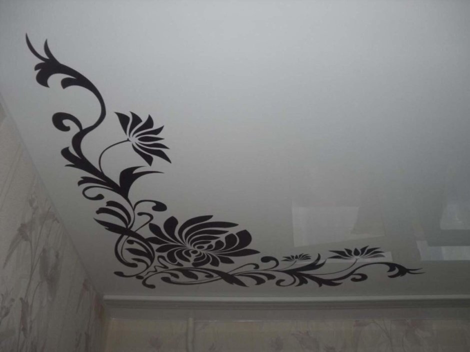 Натяжные потолки с орнаментом по углам