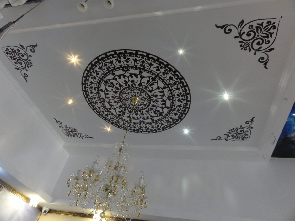 Натяжные потолки с орнаментом