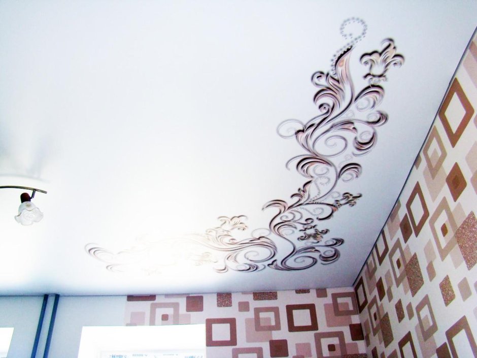 Натяжной потолок с вензелями