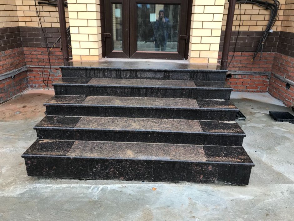 Тан Браун ступени