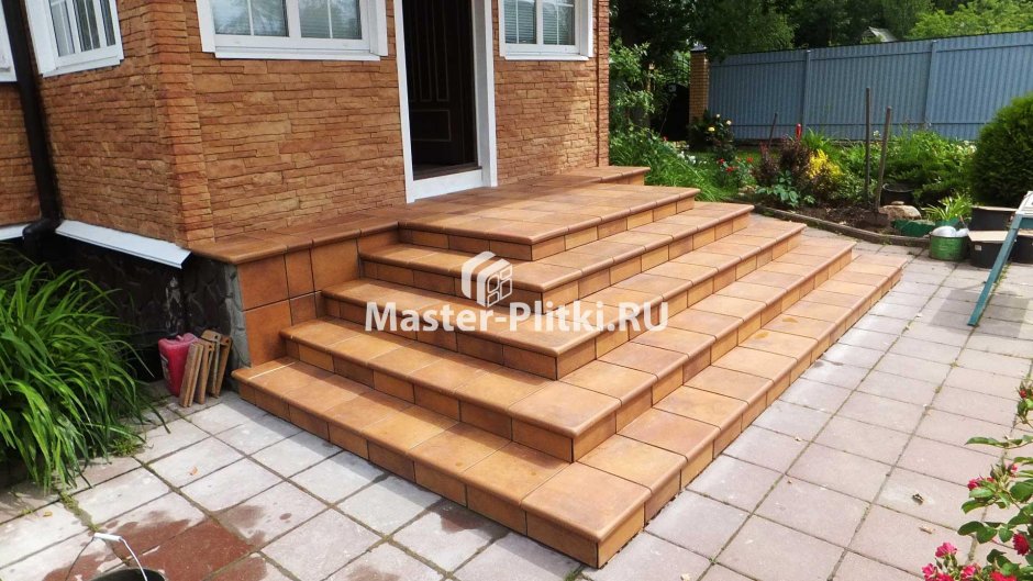 Крыльцо со ступенями на три стороны