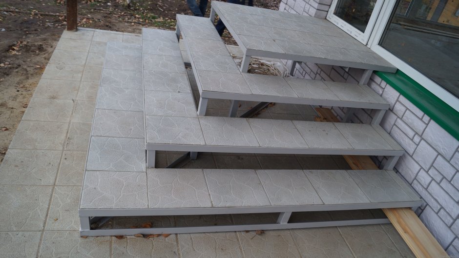 Крыльцо из тротуарной плитки на металлическом каркасе