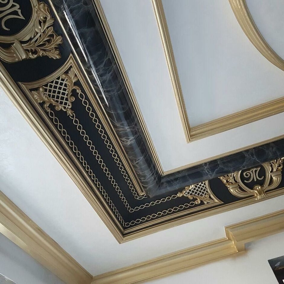 Потолки декорированные молдингом