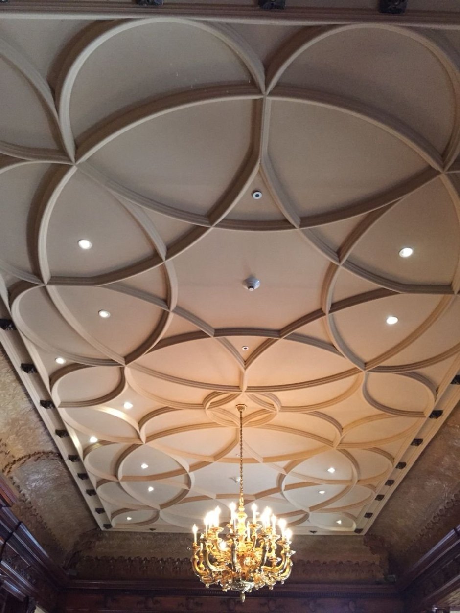 Классические фигурные потолки