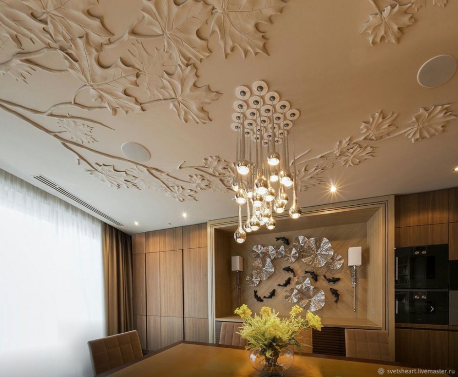 Декор неровного потолка