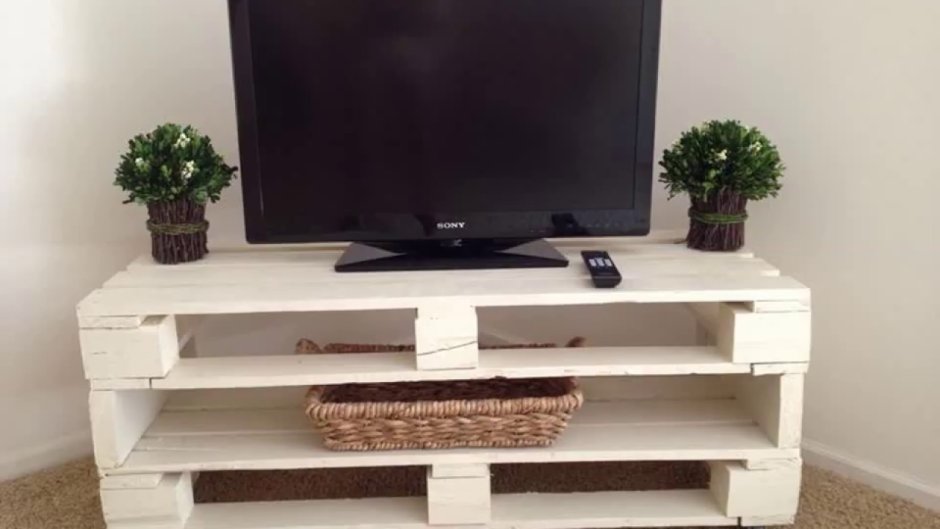 Подставка под телевизор из поддонов
