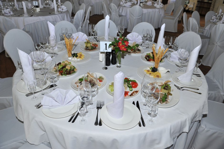 Сервировка стола в синих тонах