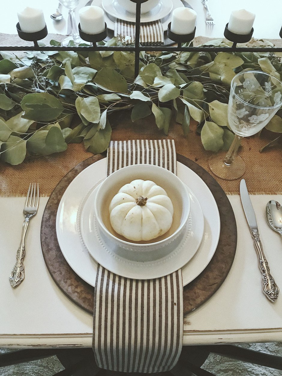 Сервировка круглого стола