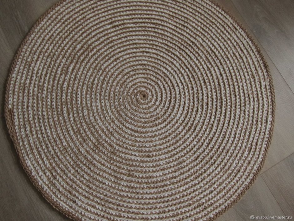 Круглый коврик из джута