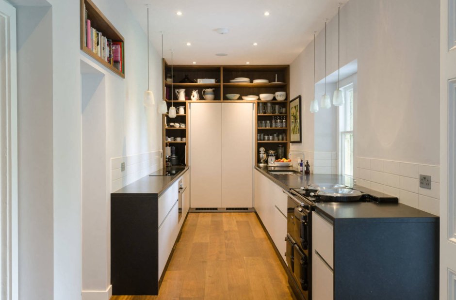 Холодильник в шкафу в кухне