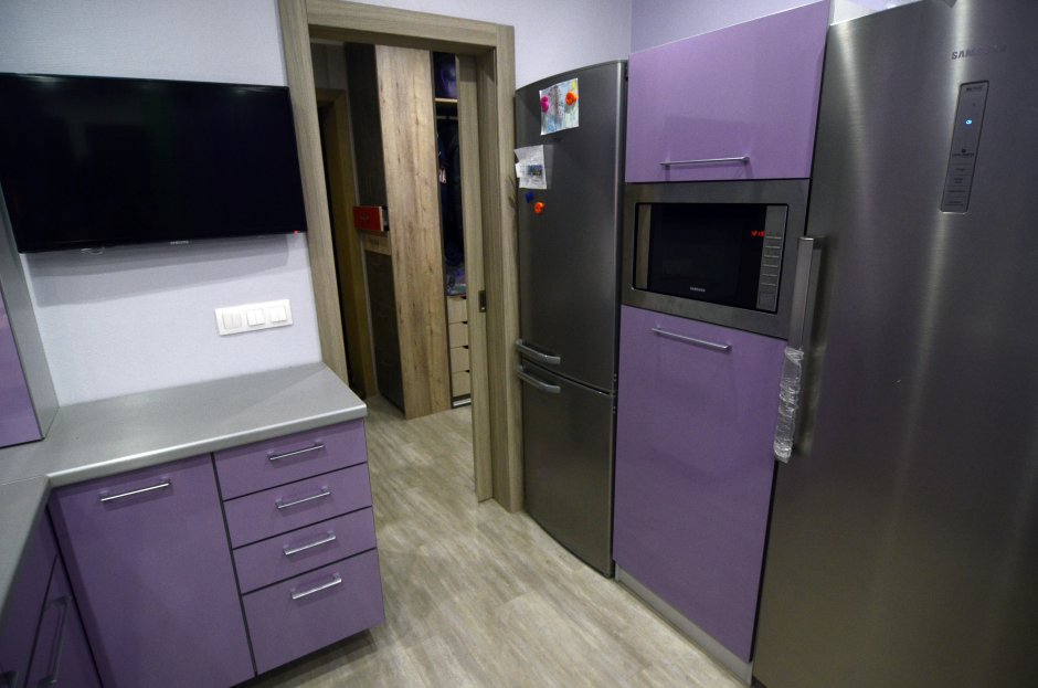 Узкий кухонный шкаф