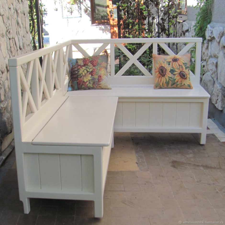 Деревянная скамейка с ящиком