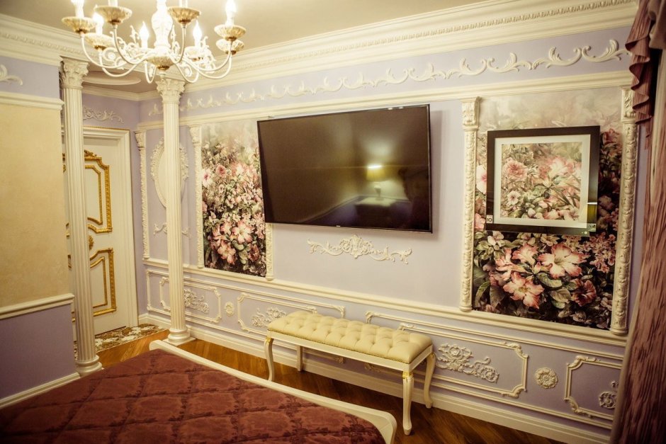 Рамки на стене из лепнины