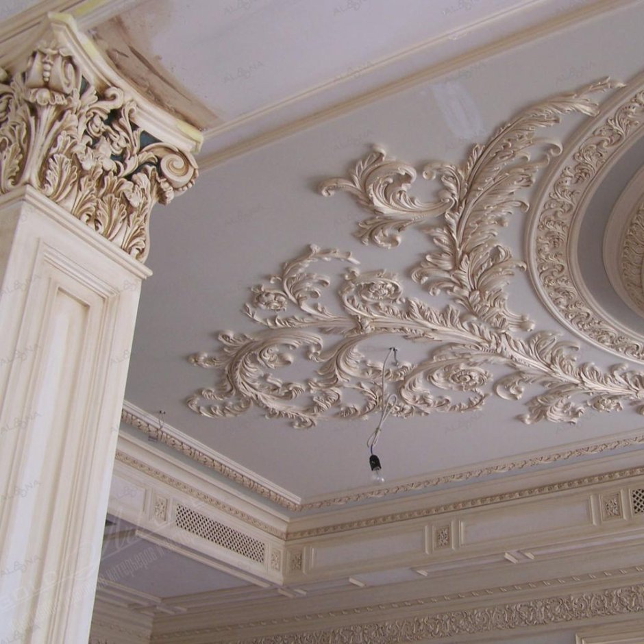 Спальня с молдингами на стенах