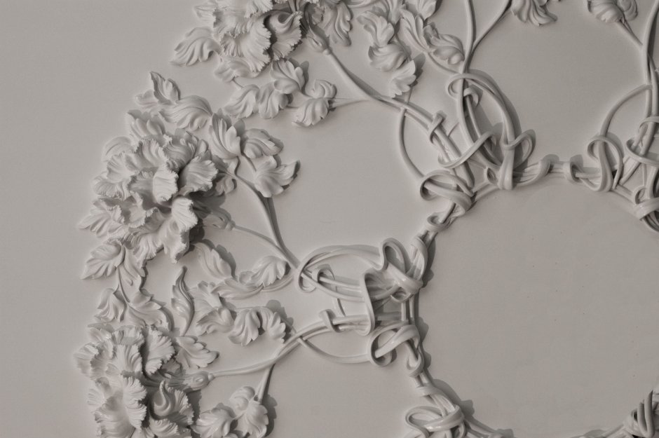 Лепнина на стене в гостиной