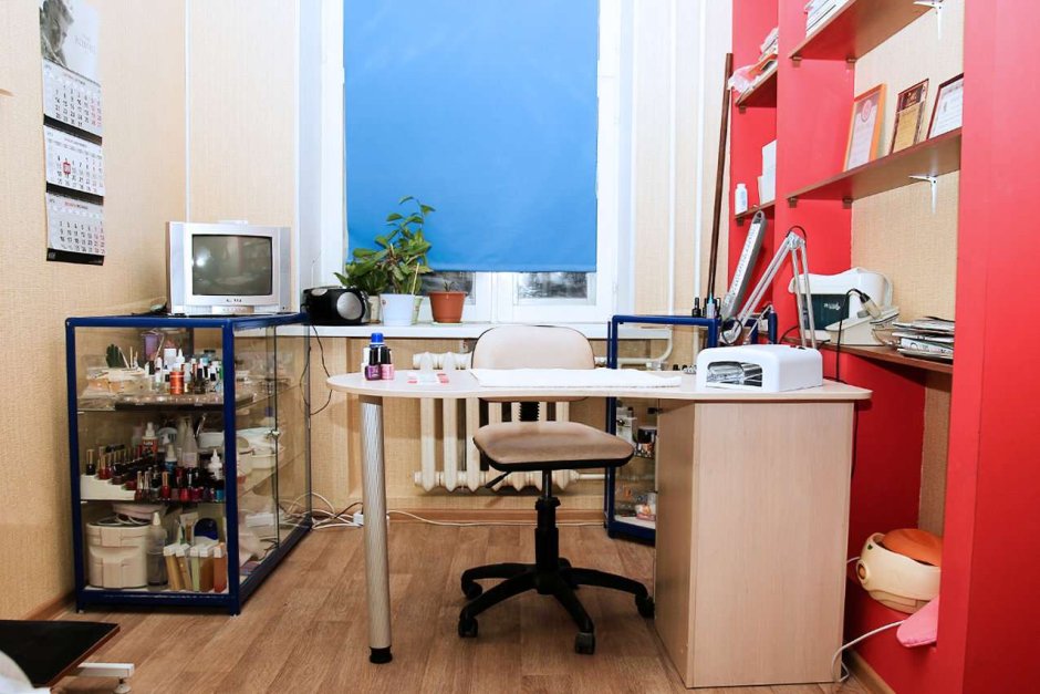 Окно в кабинете маникюра