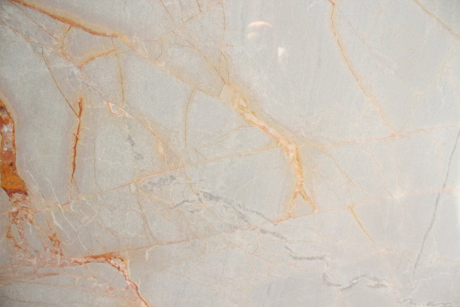 Мраморная плитка с золотыми прожилками