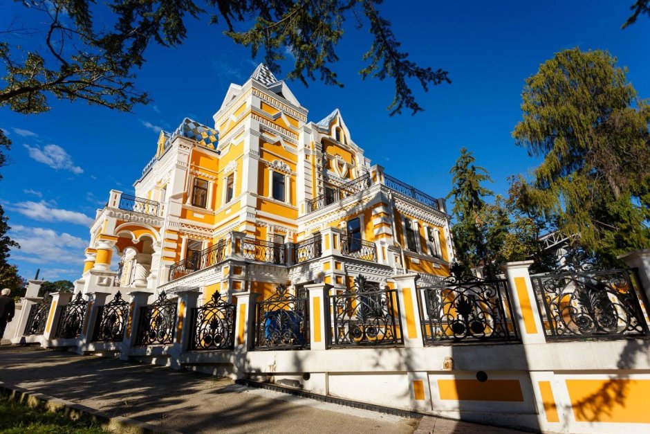 Золотой дворец на Рублевке за 100 миллионов долларов