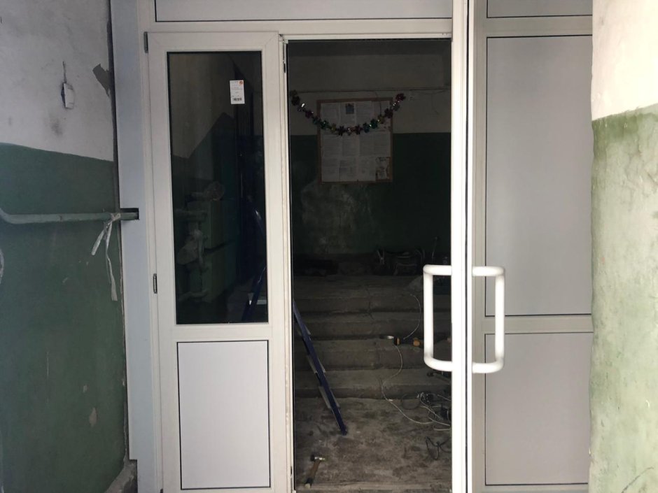 Подъездные двери пластиковые