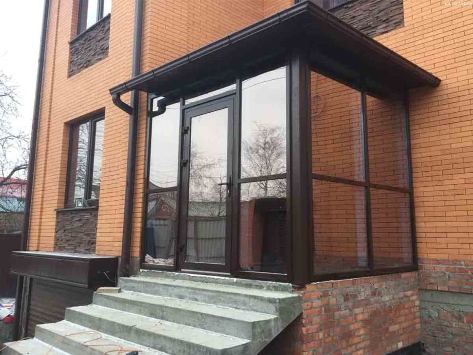 Тамбур из стеклопакетов в частном доме