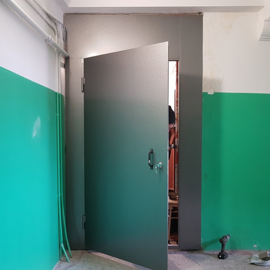 Тамбурная металлическая стена с дверью 140*270