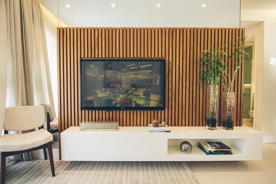 Деревянная перегородка с телевизором