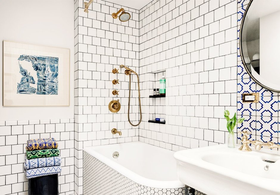 Белая плитка с цветной затиркой