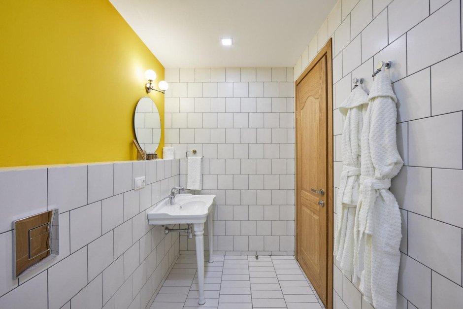 Серая плитка с желтой затиркой фото