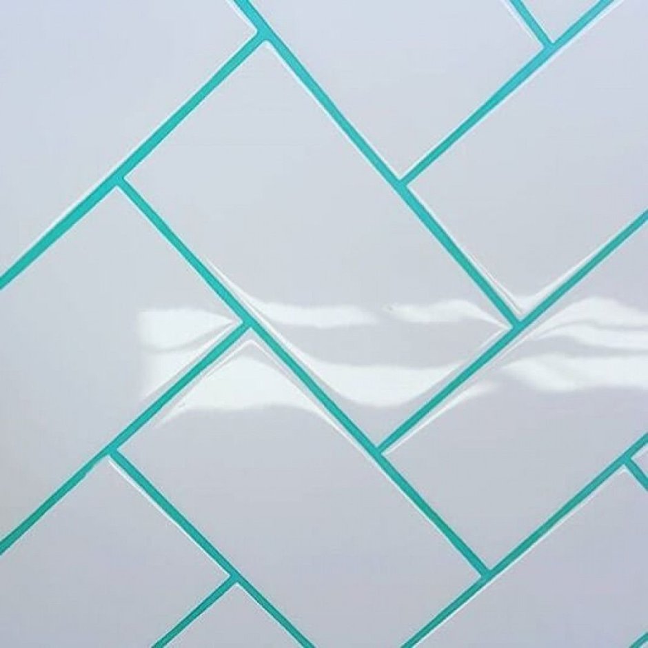 Белая плитка с цветной затиркой