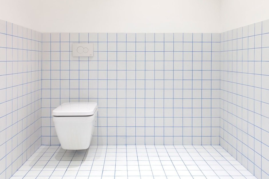 Белая плитка с цветной затиркой