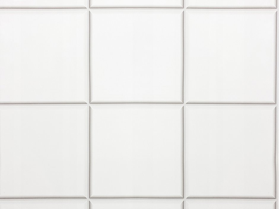 Белая плитка с зеленой затиркой