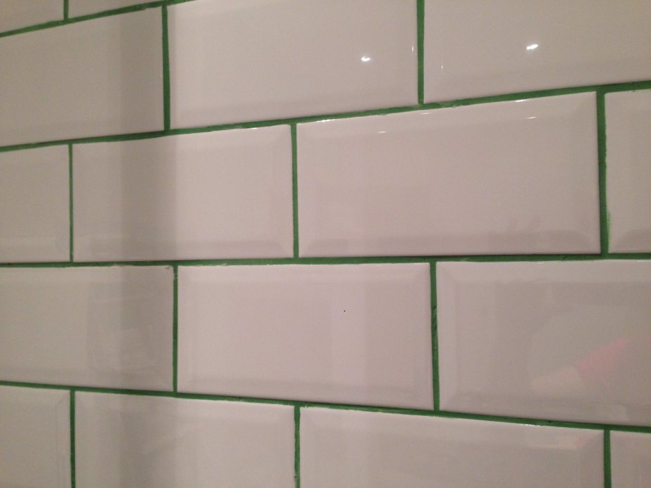 Белая плитка с зеленой затиркой