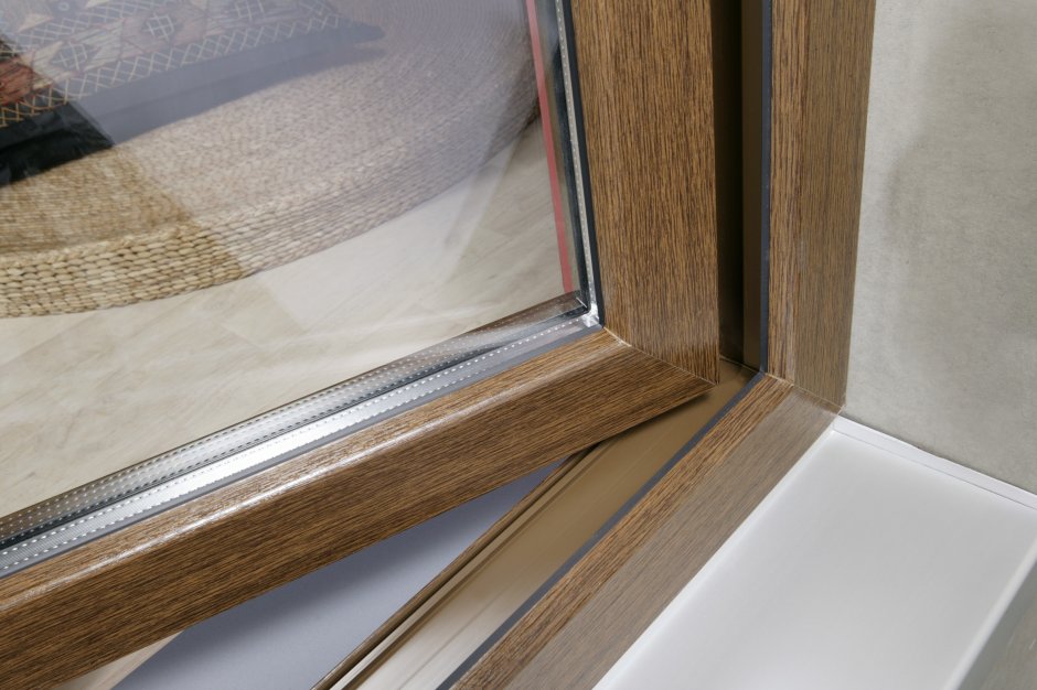 Коричневые пластиковые окна