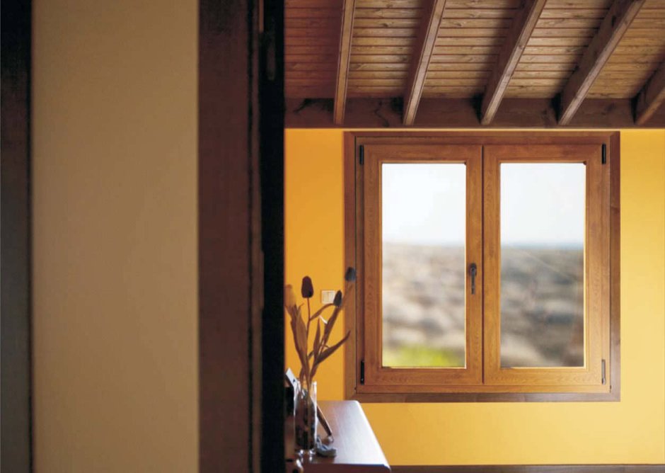 Окна золотой дуб на фасаде