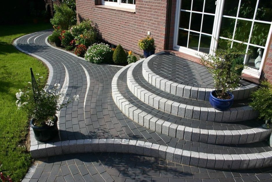 Входные ступеньки в дом