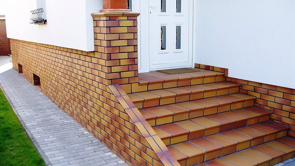 Лестница перед домом