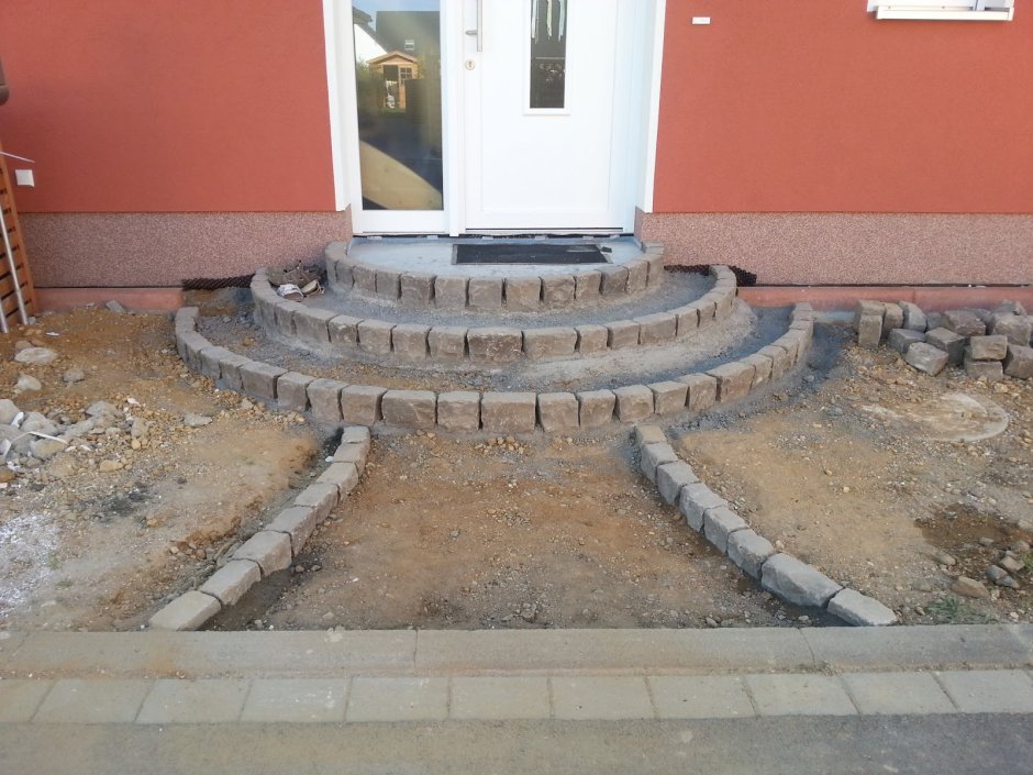 Входные ступеньки в дом