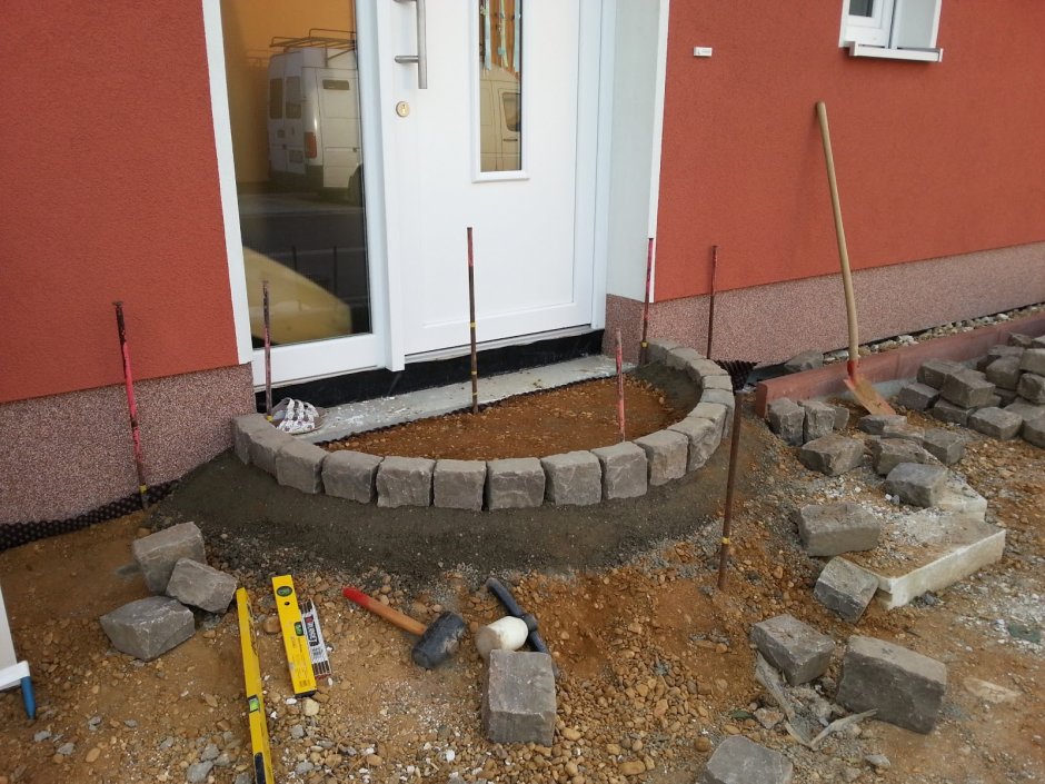 Лестница перед домом