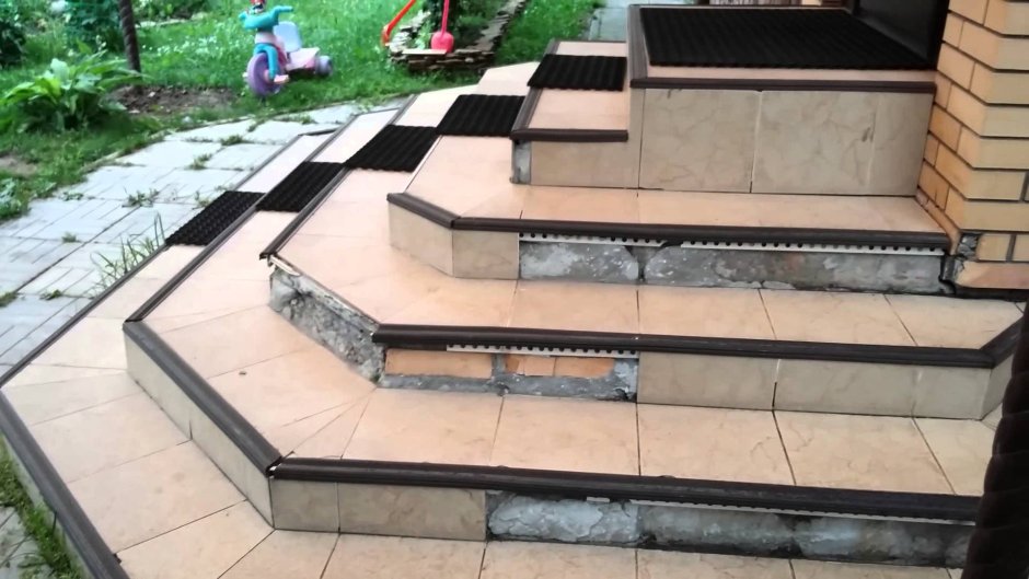 Полукруглые крыльцо для дачи