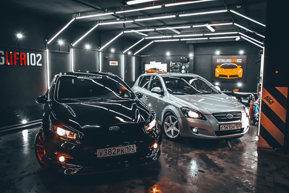 Гараж с черными машинами