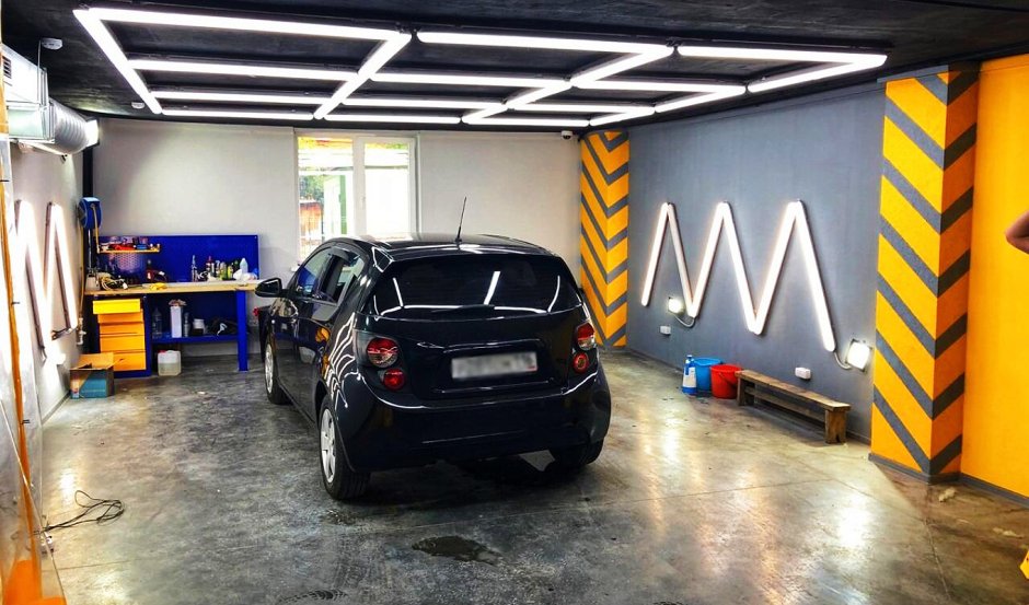 Освещение в детейлинг студии