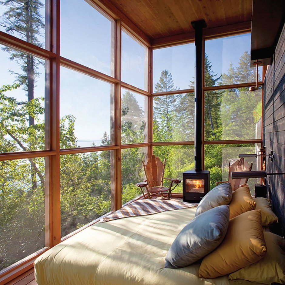 Дом с панорамными окнами в лесу