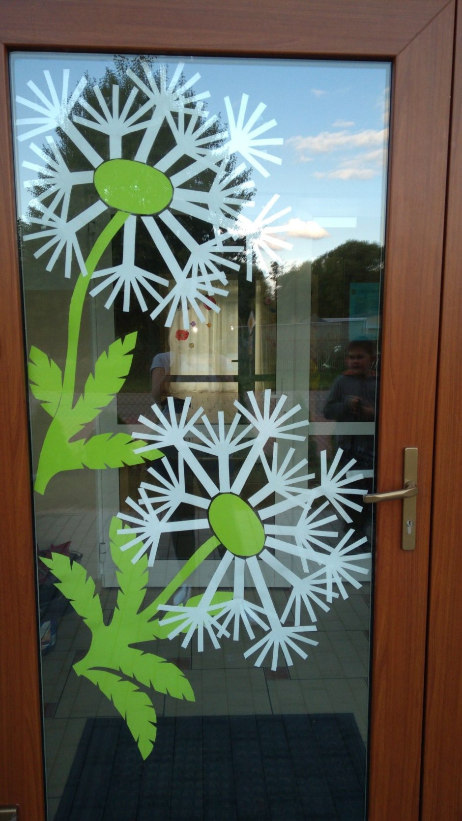 Летнее украшение окон в детском саду