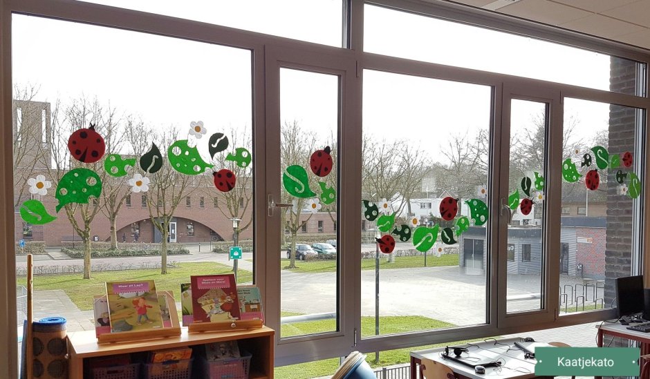 Весеннее украшение окон в детском саду