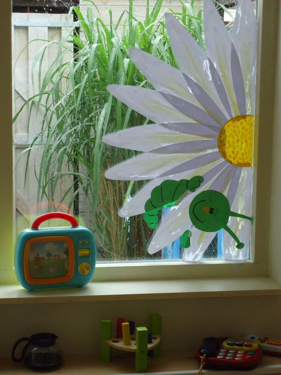 Украшение окон в детском саду лето