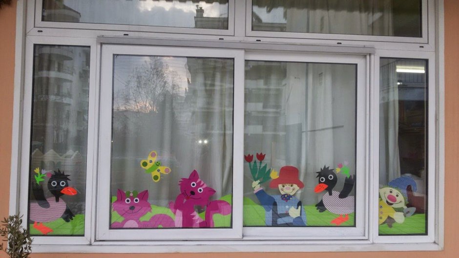 Весеннее украшение окон в детском саду