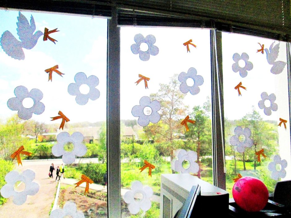 Осеннее украшение окон в детском саду