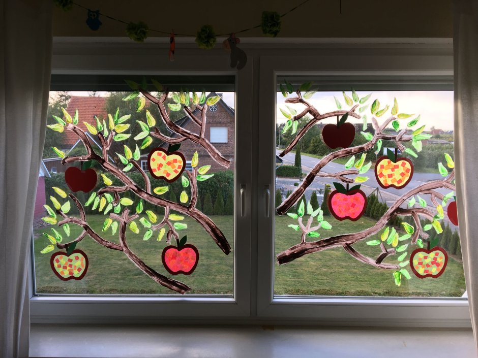 Оформление окон к Дню города в детском саду