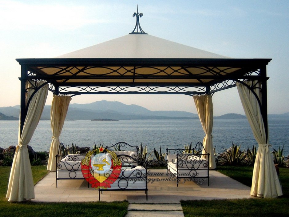 Беседка с топчаном