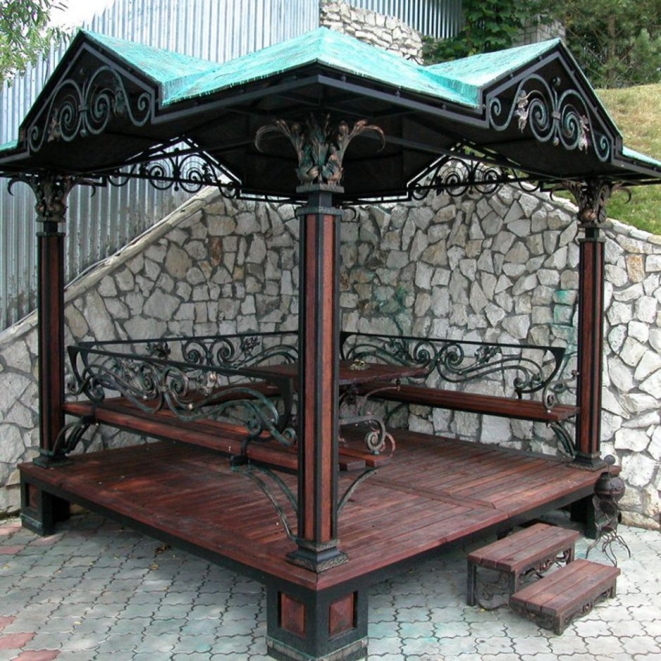 Беседка из металлических столбов